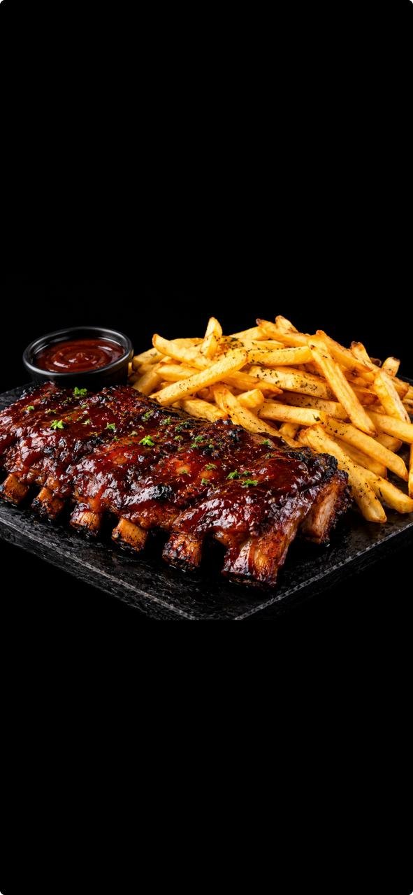 COSTELINHA DEFUMADA AO MOLHO BARBECUE COM BATATA FRITAS